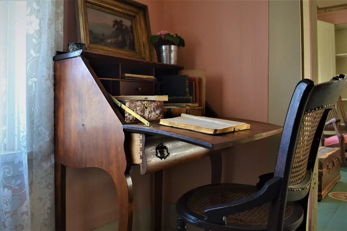 kate_s_desk.webp